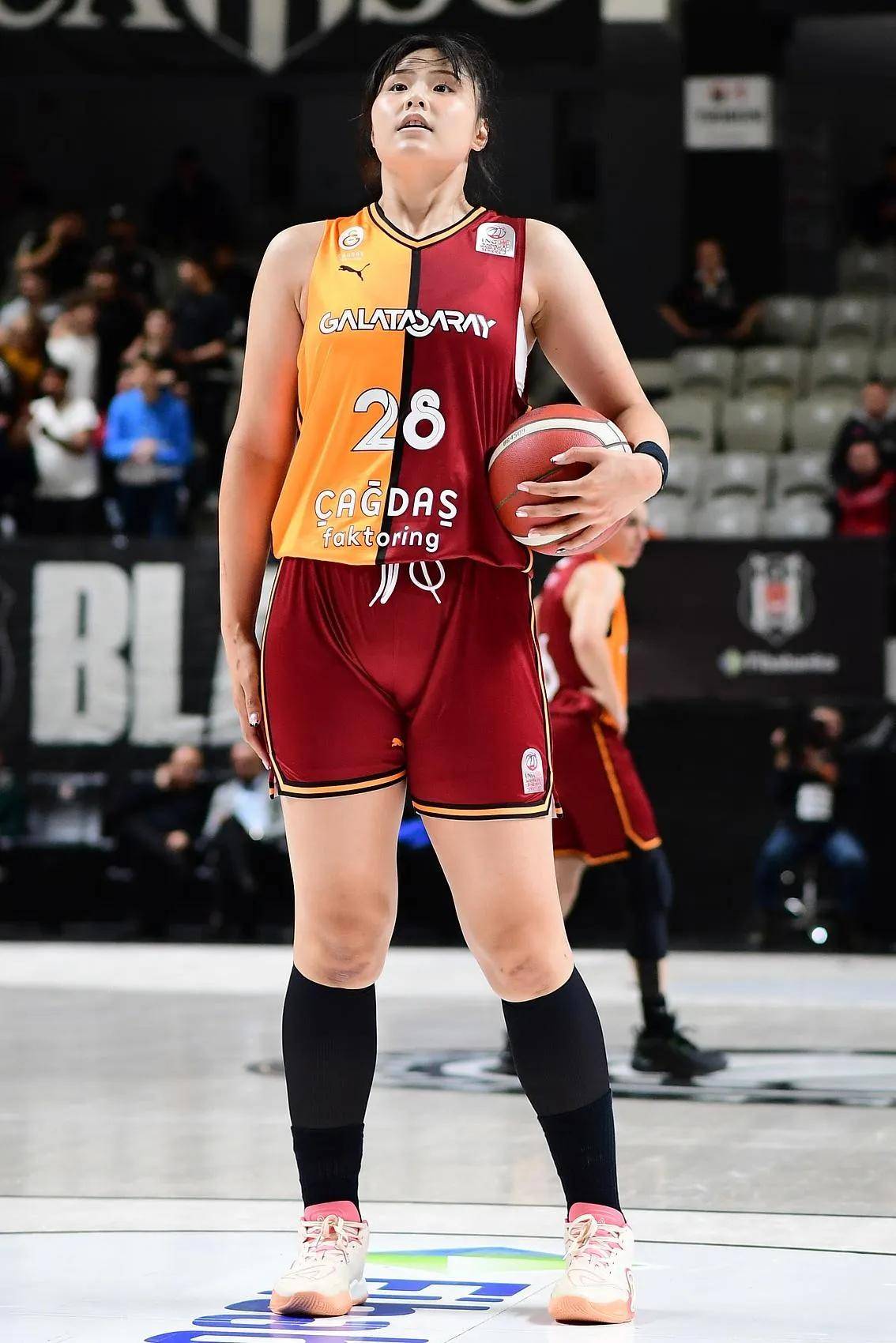 球员凭一己之力力挽狂澜，带领球队走向胜利的简单介绍