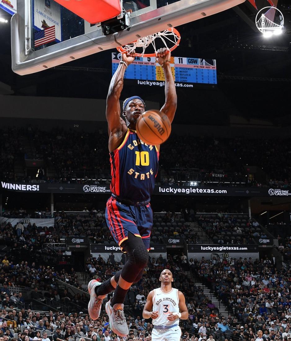 勇士大胜马刺,领跑西部 勇士大胜马刺,领跑西部